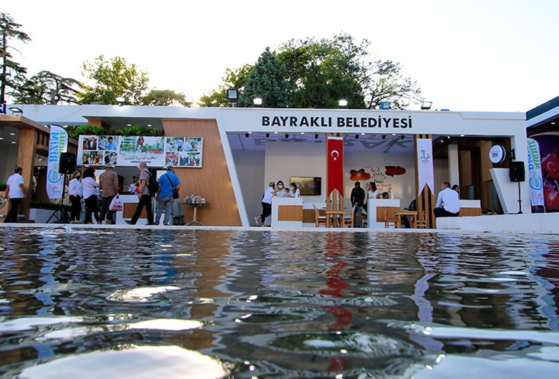 Bayraklı Belediyesi tüm coşku ve renkliliğiyle İEF’de yerini aldı